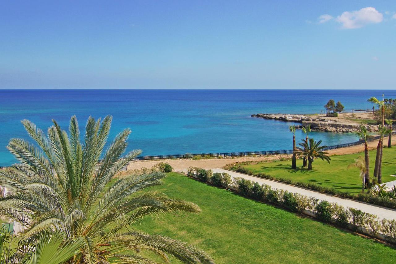 Lucile - Coralli Beachfront Apartment Paralimni Exteriör bild