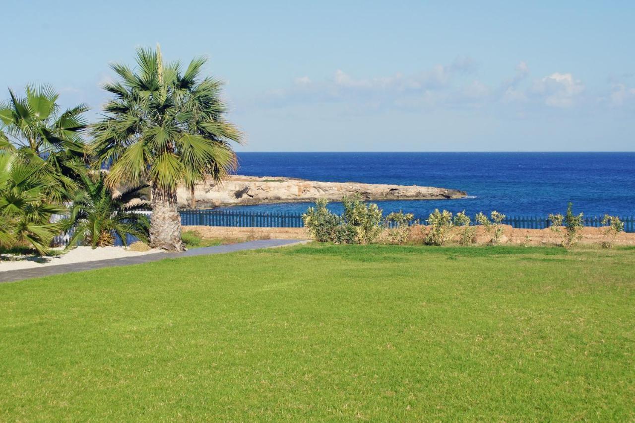 Lucile - Coralli Beachfront Apartment Paralimni Exteriör bild