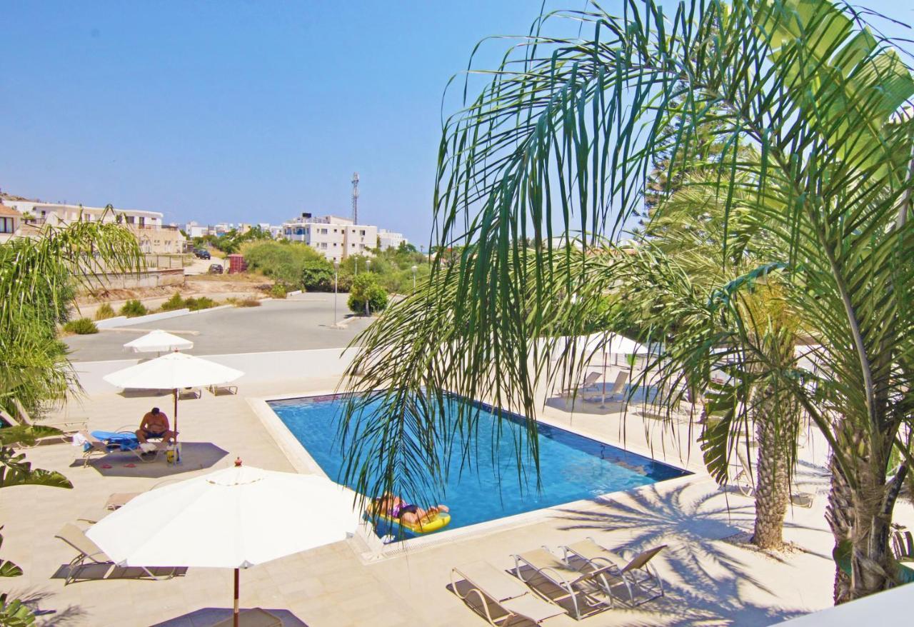 Lucile - Coralli Beachfront Apartment Paralimni Exteriör bild