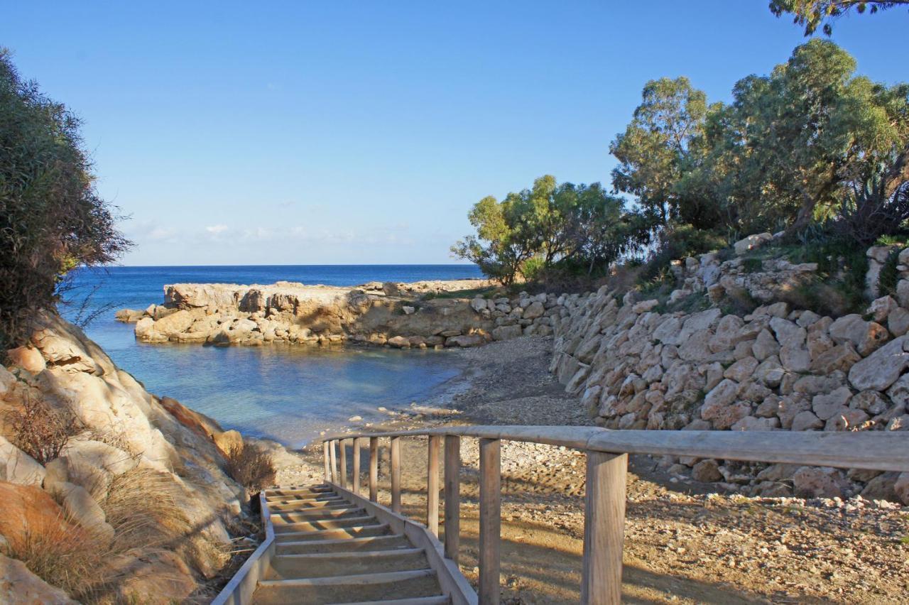 Lucile - Coralli Beachfront Apartment Paralimni Exteriör bild