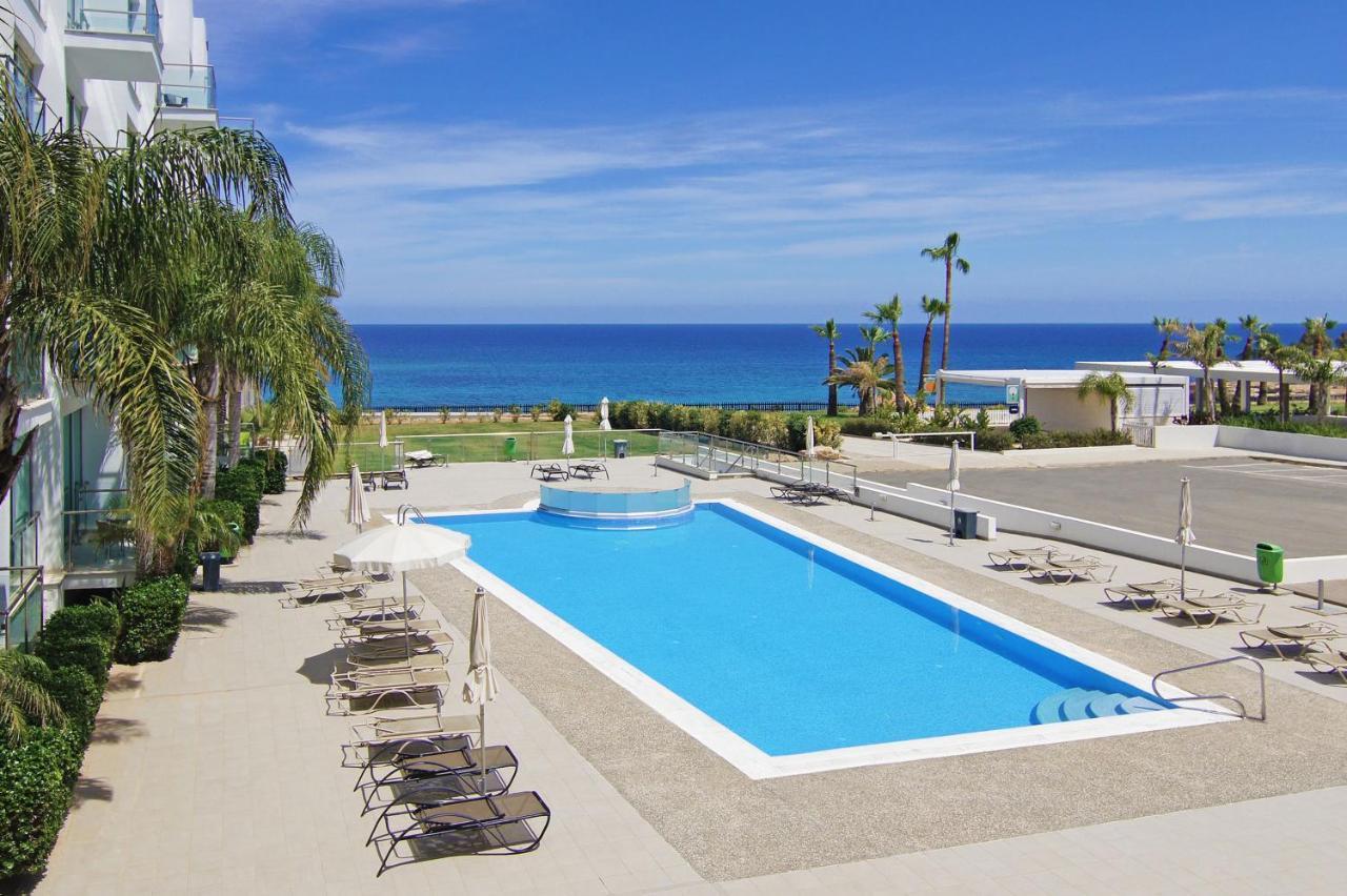 Lucile - Coralli Beachfront Apartment Paralimni Exteriör bild