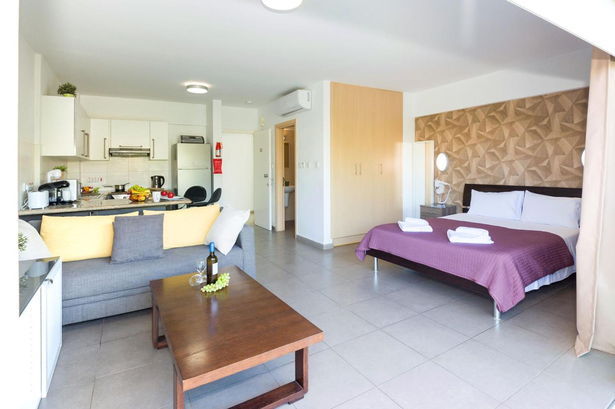 Lucile - Coralli Beachfront Apartment Paralimni Exteriör bild