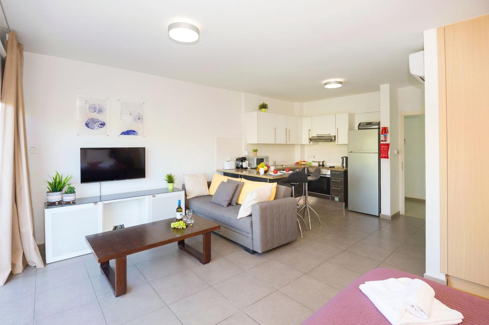 Lucile - Coralli Beachfront Apartment Paralimni Exteriör bild
