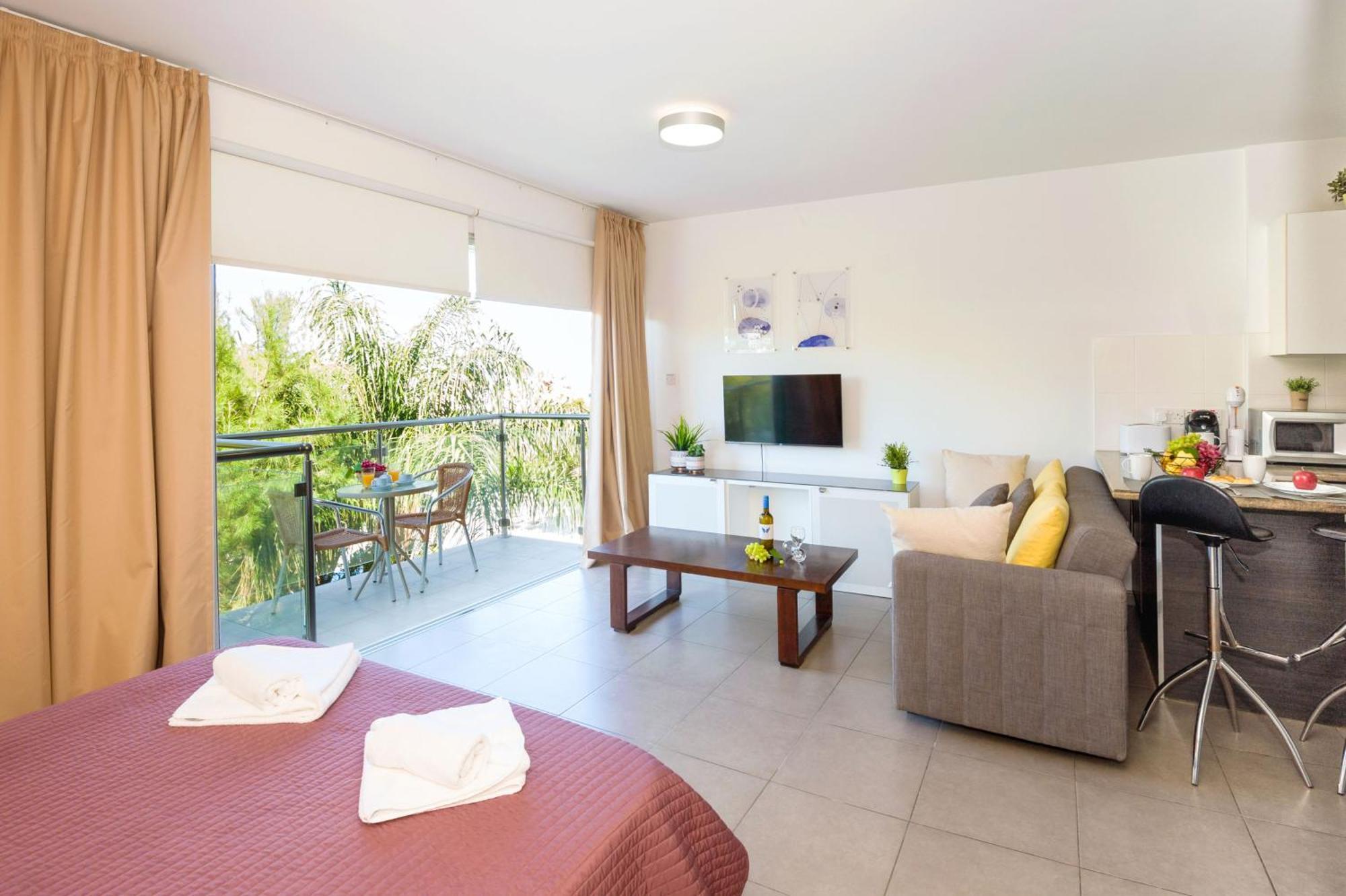 Lucile - Coralli Beachfront Apartment Paralimni Exteriör bild