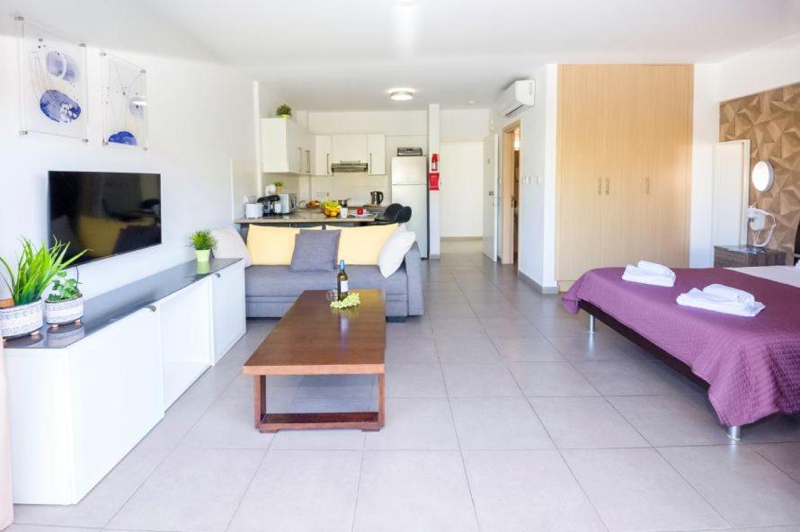 Lucile - Coralli Beachfront Apartment Paralimni Exteriör bild
