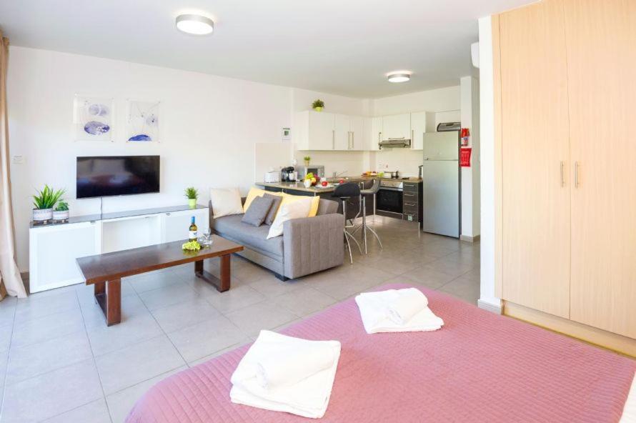 Lucile - Coralli Beachfront Apartment Paralimni Exteriör bild