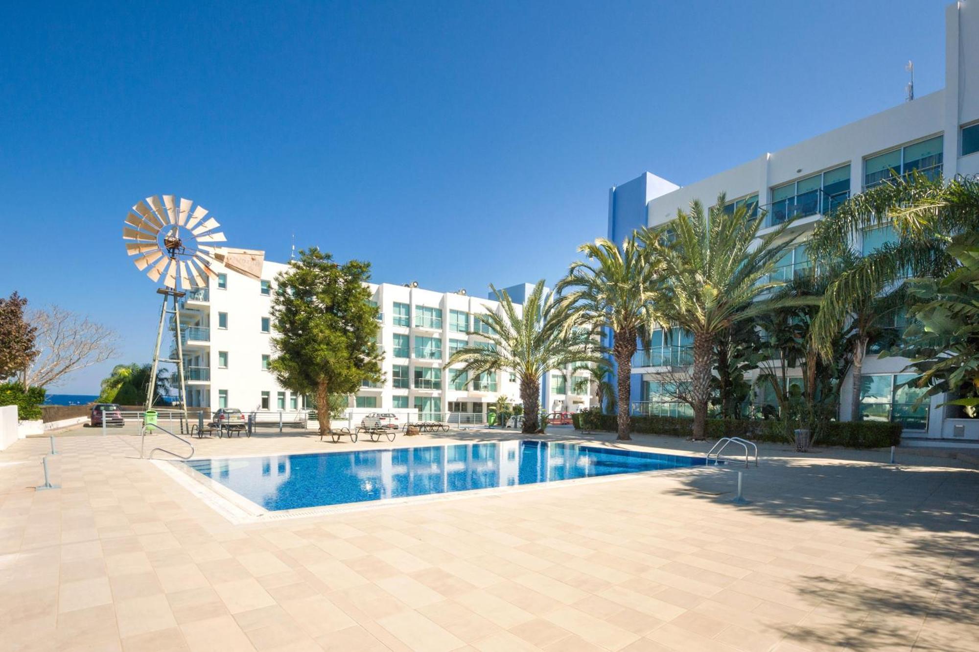 Lucile - Coralli Beachfront Apartment Paralimni Exteriör bild