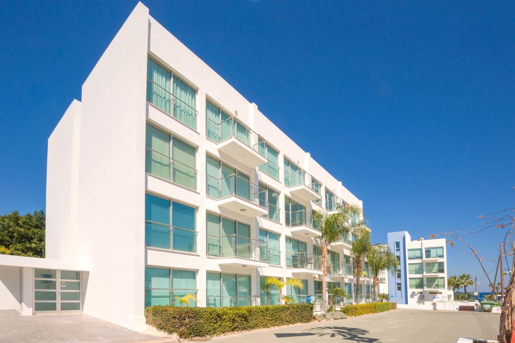 Lucile - Coralli Beachfront Apartment Paralimni Exteriör bild