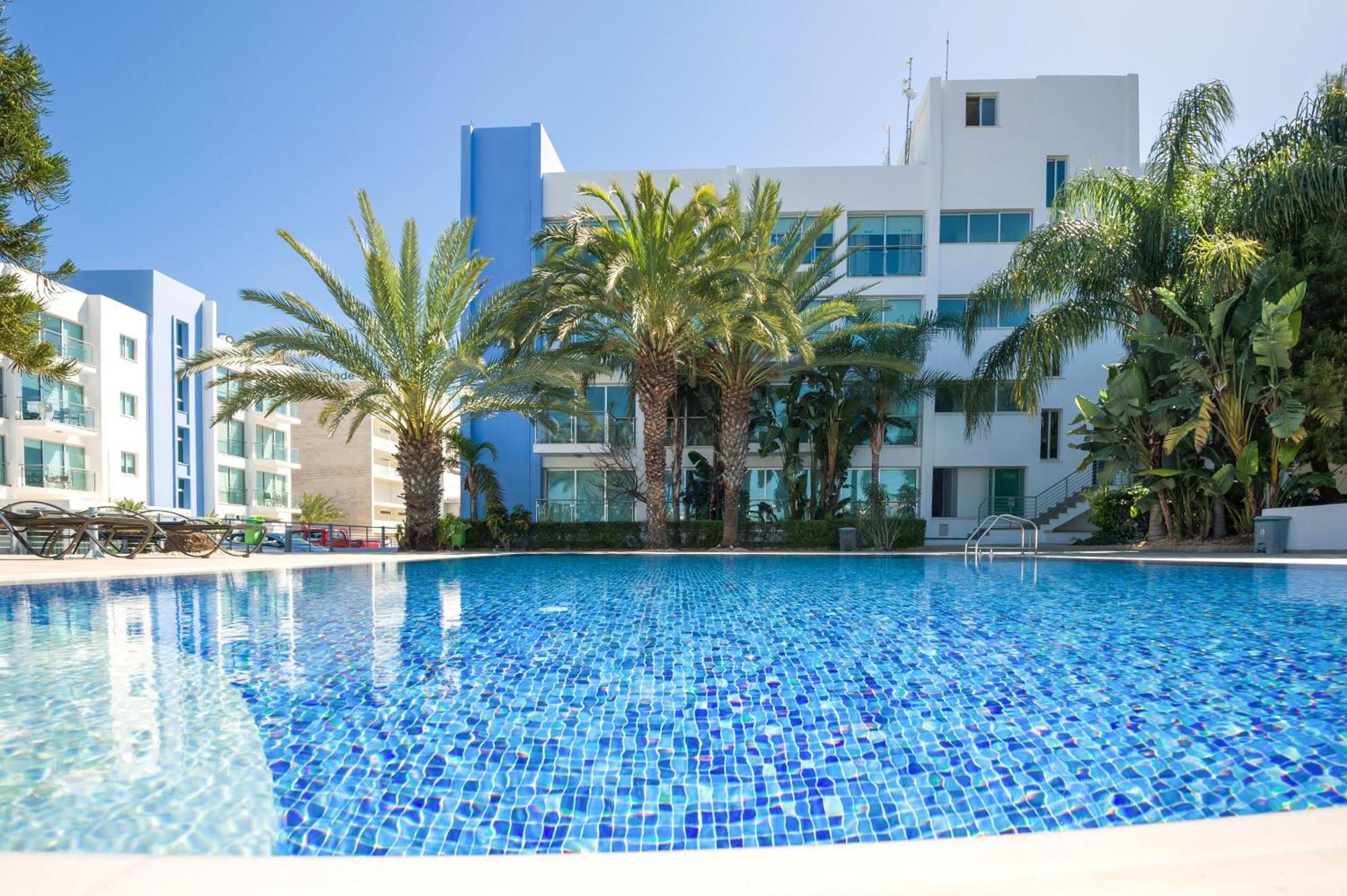 Lucile - Coralli Beachfront Apartment Paralimni Exteriör bild