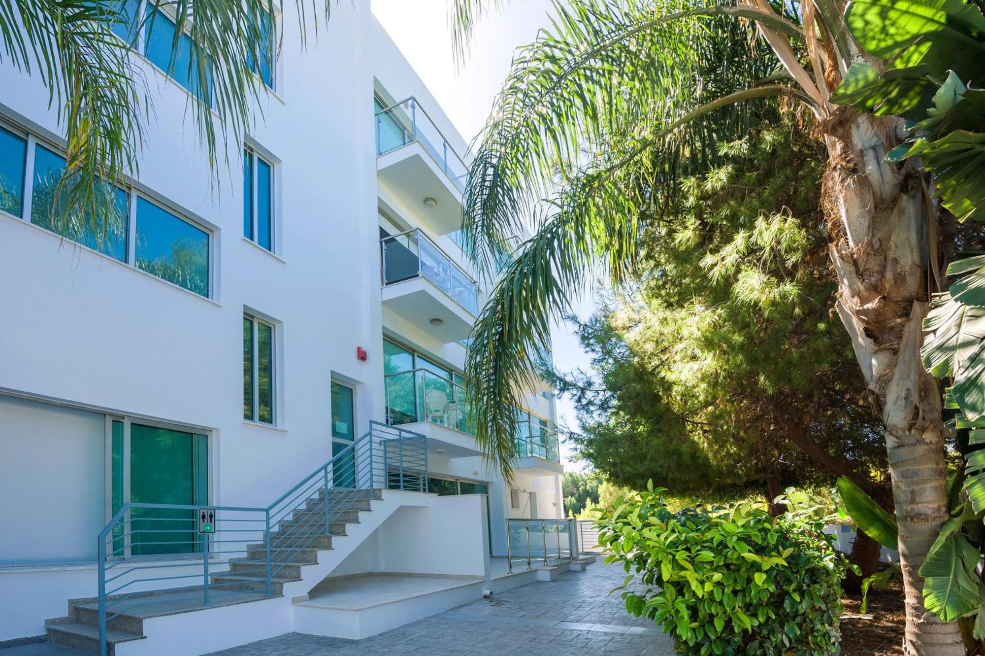 Lucile - Coralli Beachfront Apartment Paralimni Exteriör bild