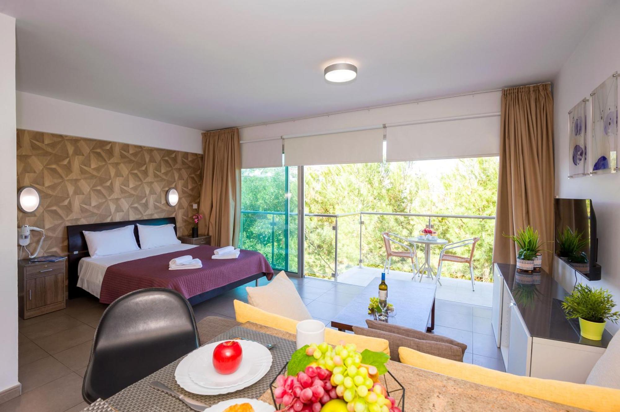 Lucile - Coralli Beachfront Apartment Paralimni Exteriör bild