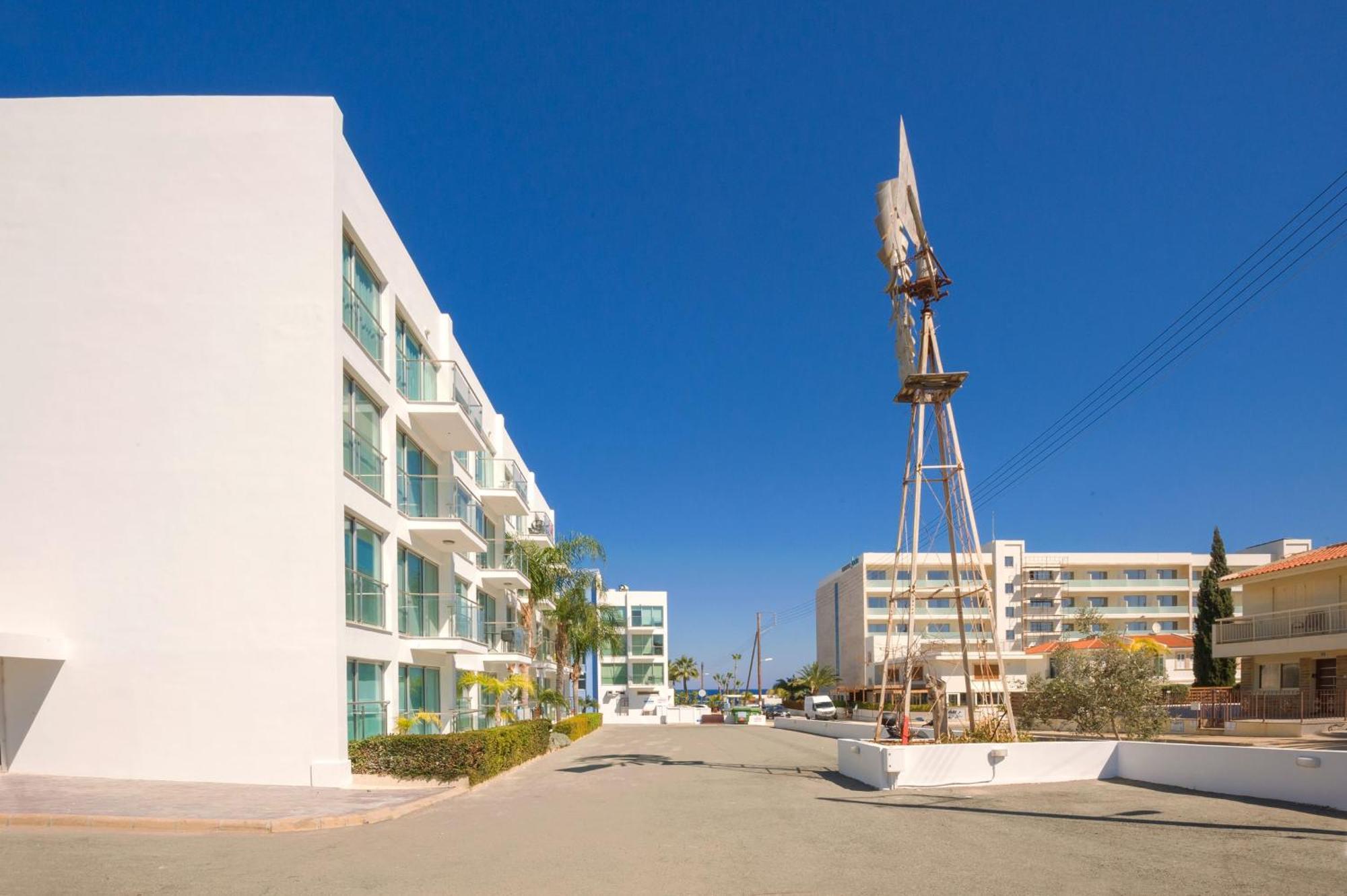 Lucile - Coralli Beachfront Apartment Paralimni Exteriör bild