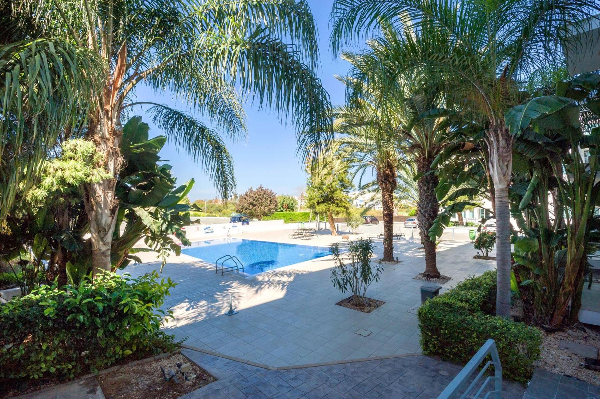 Lucile - Coralli Beachfront Apartment Paralimni Exteriör bild