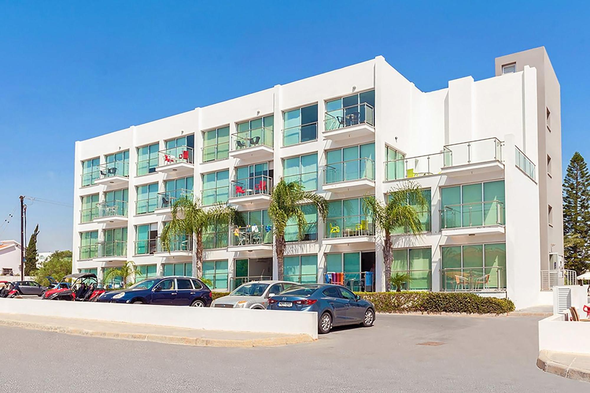 Lucile - Coralli Beachfront Apartment Paralimni Exteriör bild